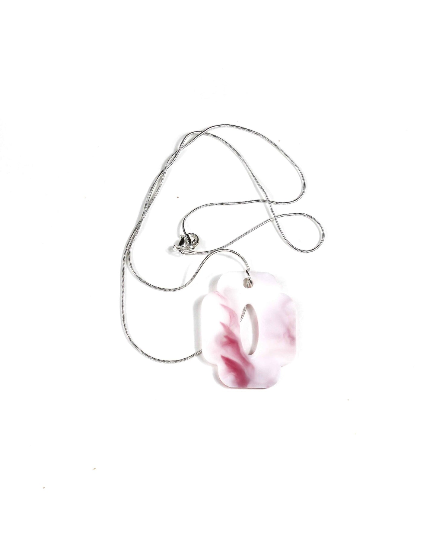 Collar rosa y blanco con una cadena de plata: Sofisticación y Elegancia en un Accesorio Moderno-1