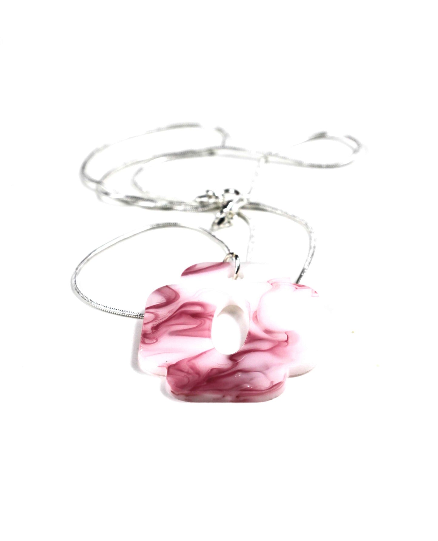 Collar rosa y blanco con una cadena de plata: Sofisticación y Elegancia en un Accesorio Moderno-2