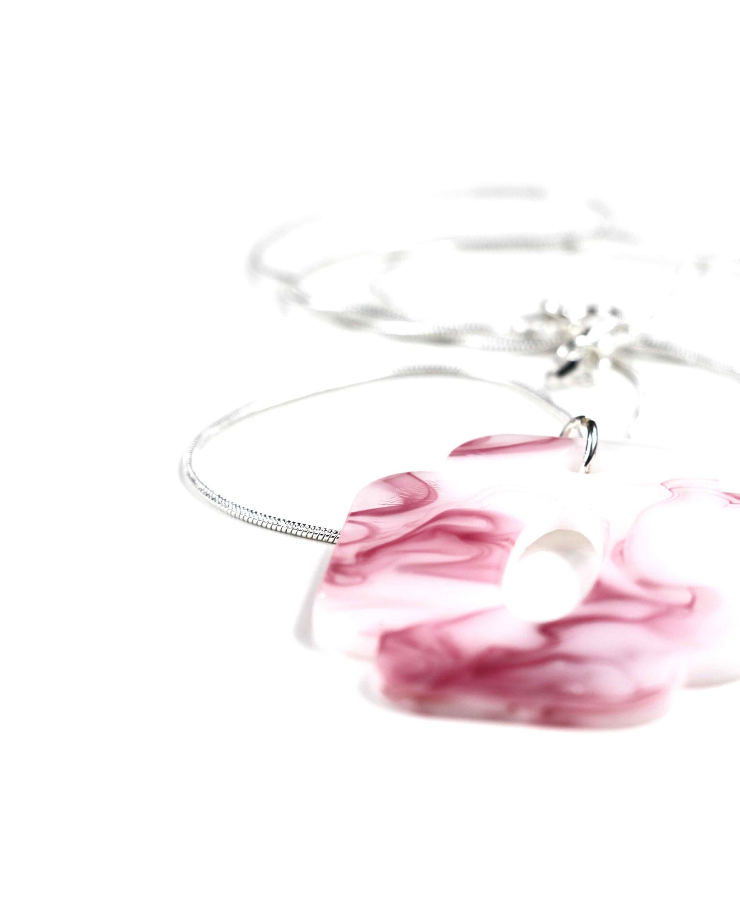 Collar rosa y blanco con una cadena de plata: Sofisticación y Elegancia en un Accesorio Moderno-3