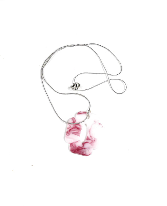 Collar rosa y blanco con una cadena de plata: Sofisticación y Elegancia en un Accesorio Moderno-0