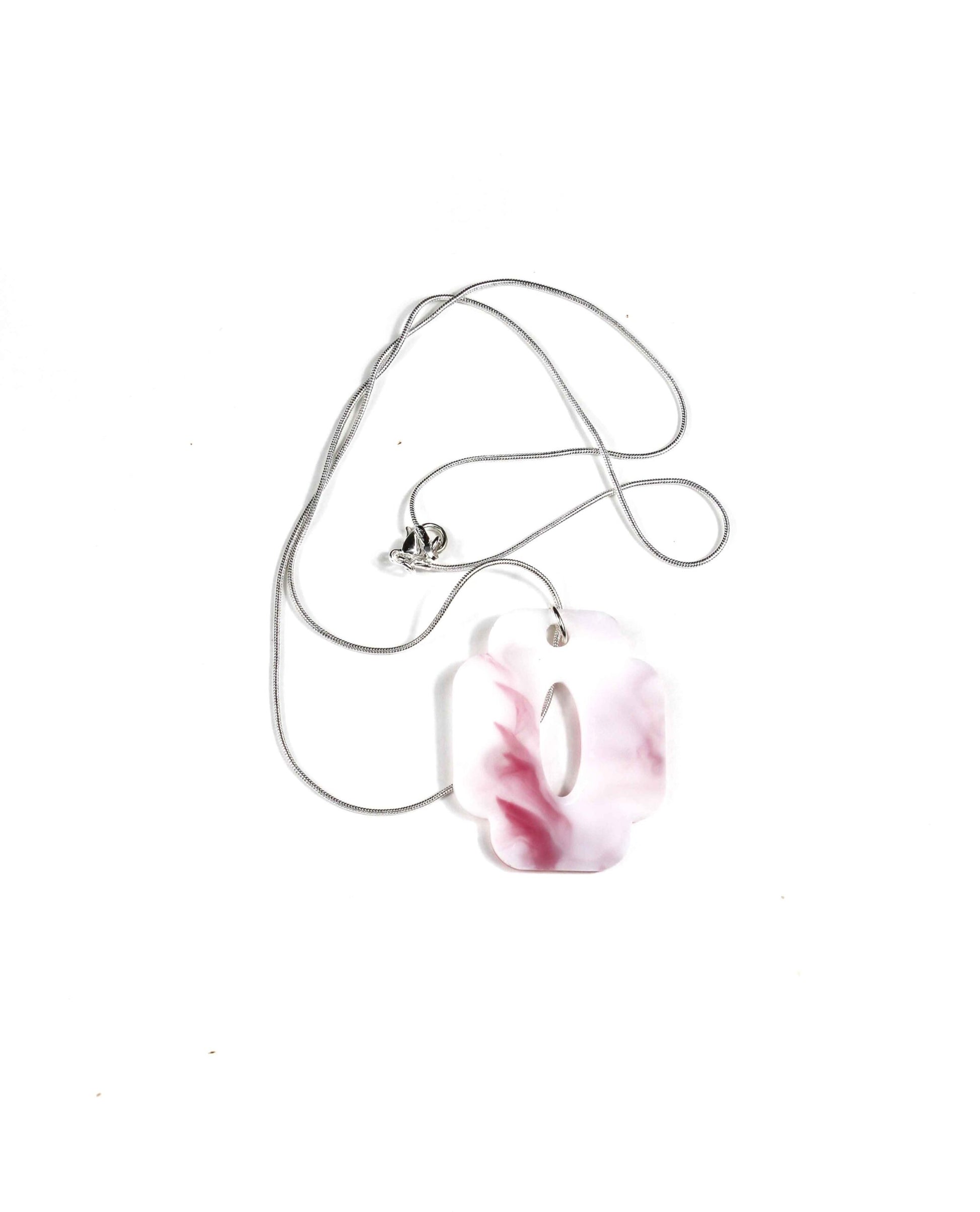 Collar rosa y blanco con una cadena de plata: Sofisticación y Elegancia en un Accesorio Moderno-1
